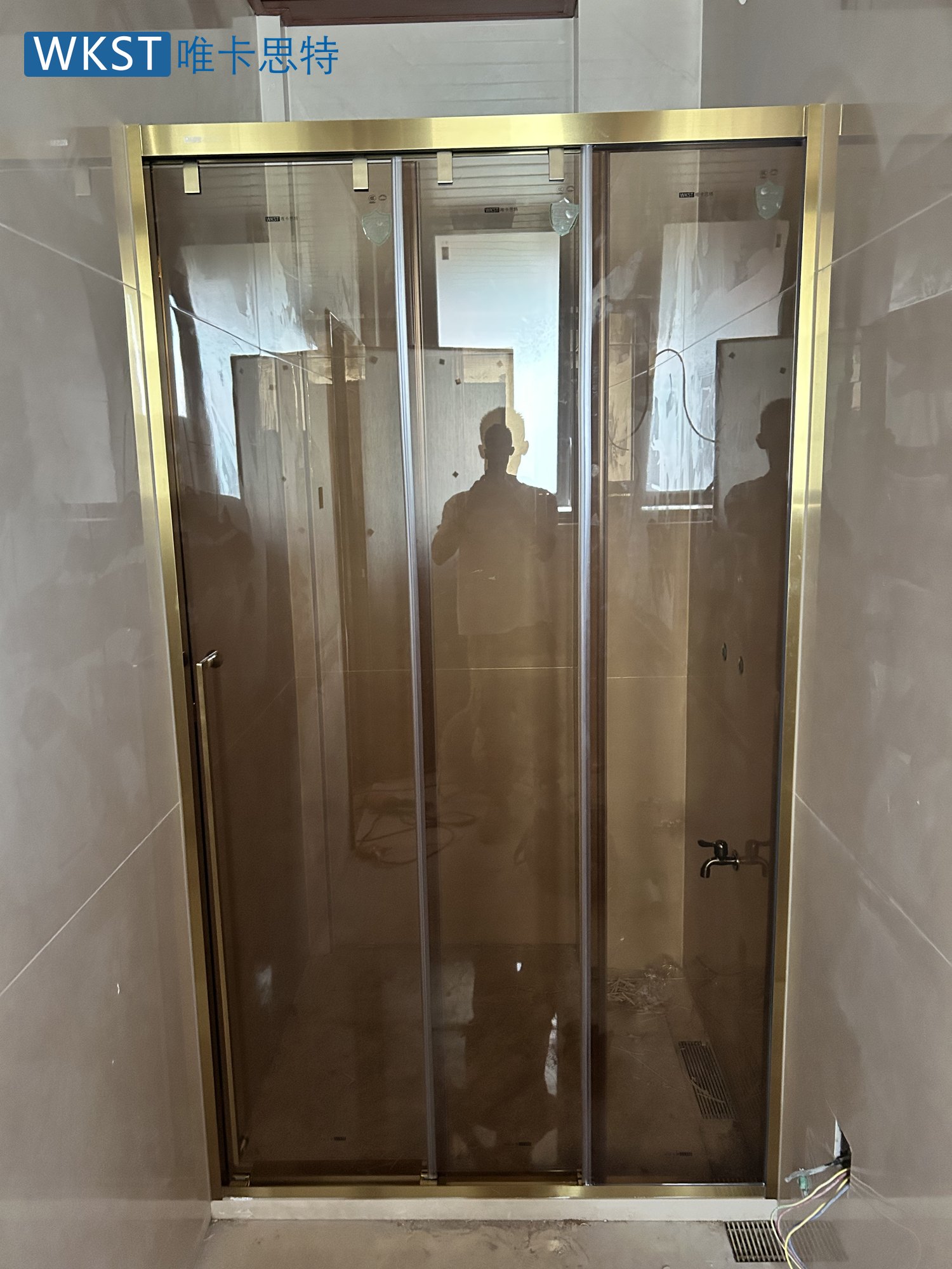 西樵自建房淋浴房案例 未标楼层 · 一固两联动位置 10.SX61安装后关门效果